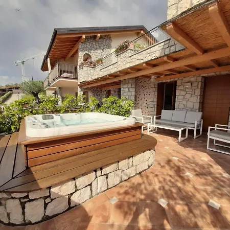 Dom wakacyjny Bmp Deluxe 2 Jacuzzi Riscaldata Privata Vista Di Garda