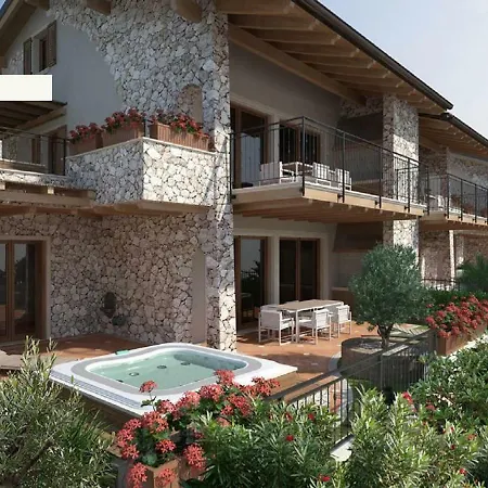 Deluxe 2 Con Vasca Idromassaggio Vista Di Garda, Riscaldata, Privata E Utilizzabile Tutto L'anno
