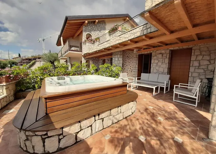 Casa vacanze Deluxe 2 Con Vasca Idromassaggio Vista Di Garda, Riscaldata, Privata E Utilizzabile Tutto L'anno